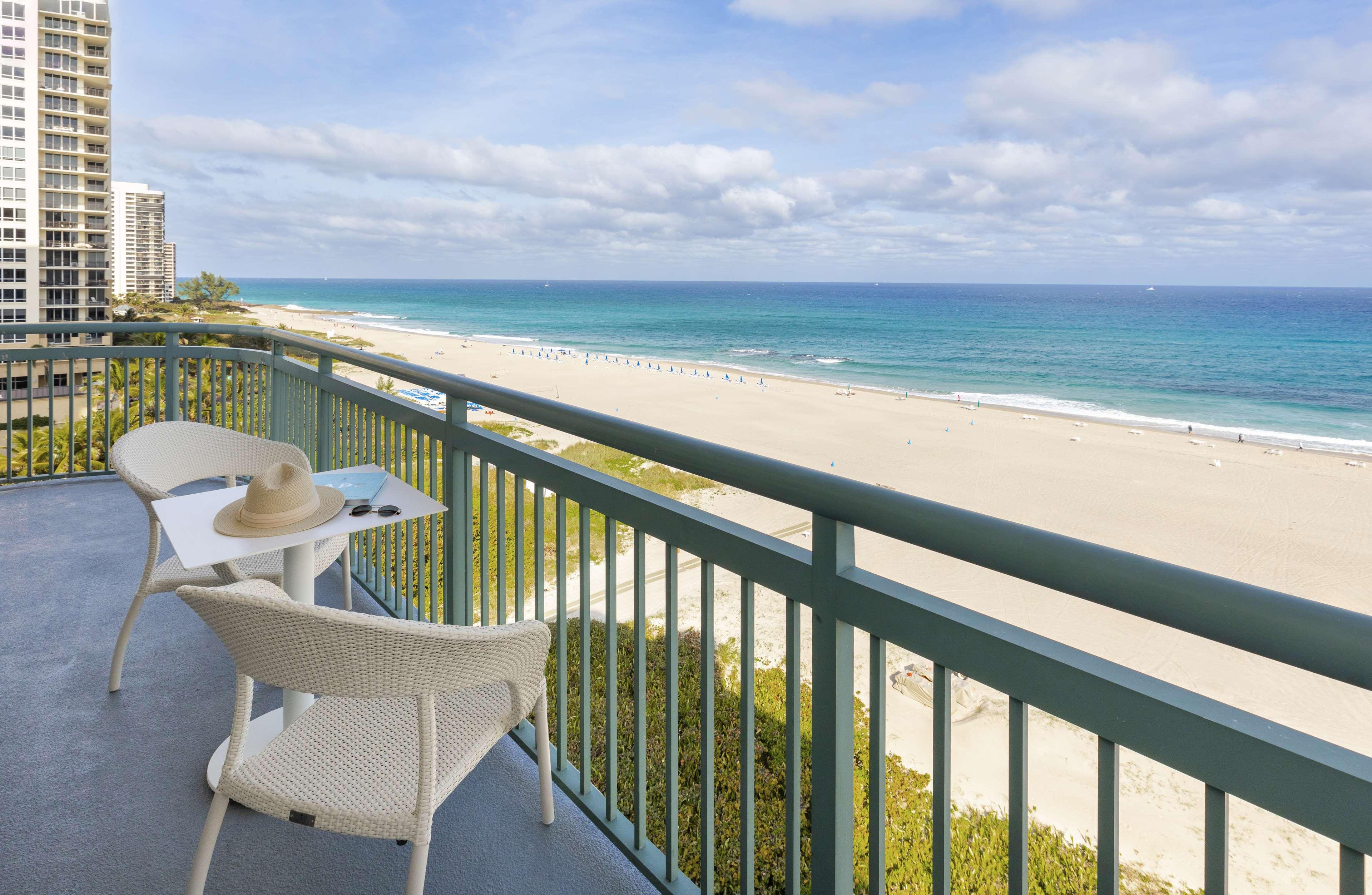 The Singer Oceanfront Resort, Curio Collection By Hilton Riviera Beach Bagian luar foto