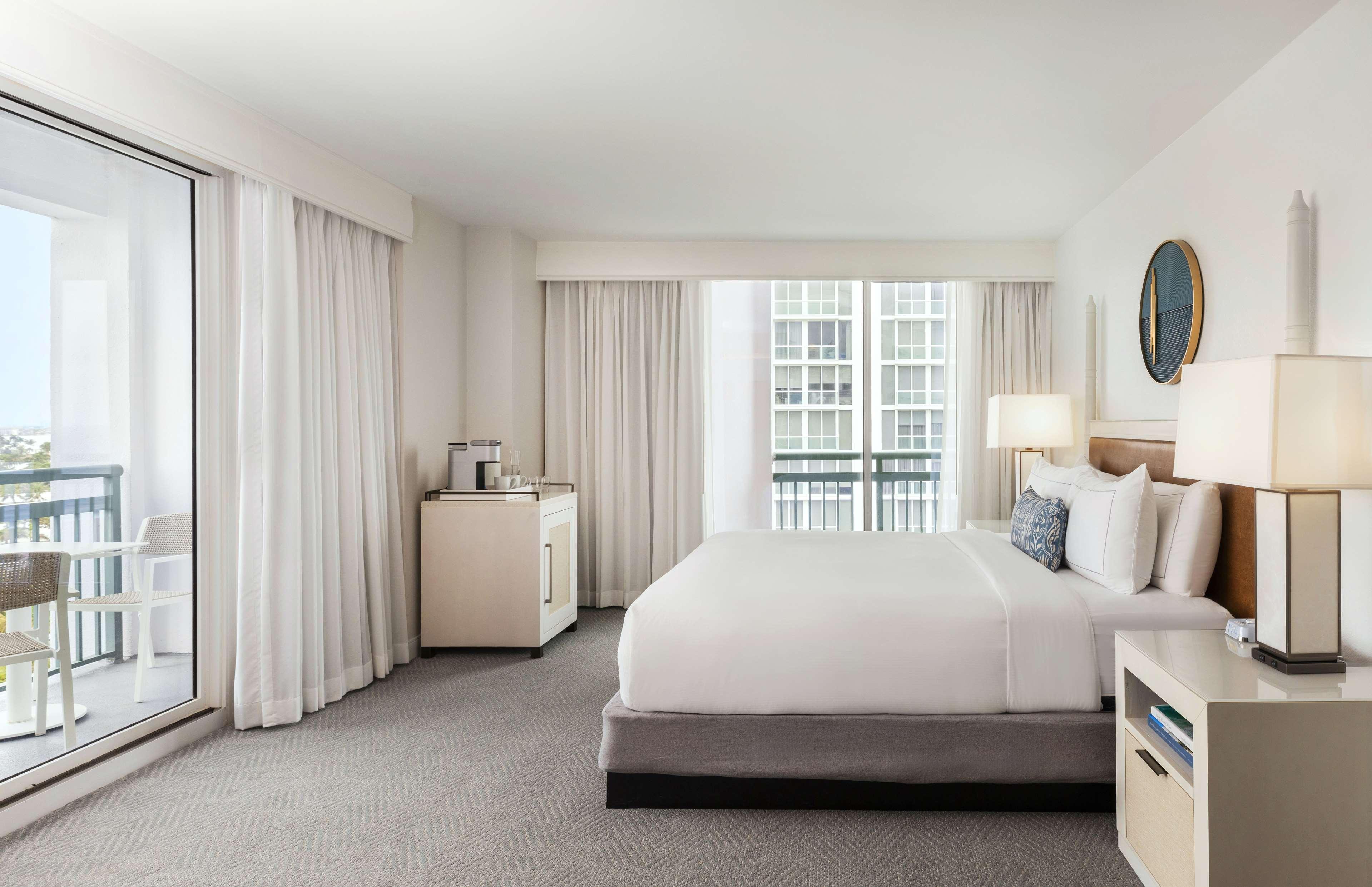 The Singer Oceanfront Resort, Curio Collection By Hilton Riviera Beach Bagian luar foto