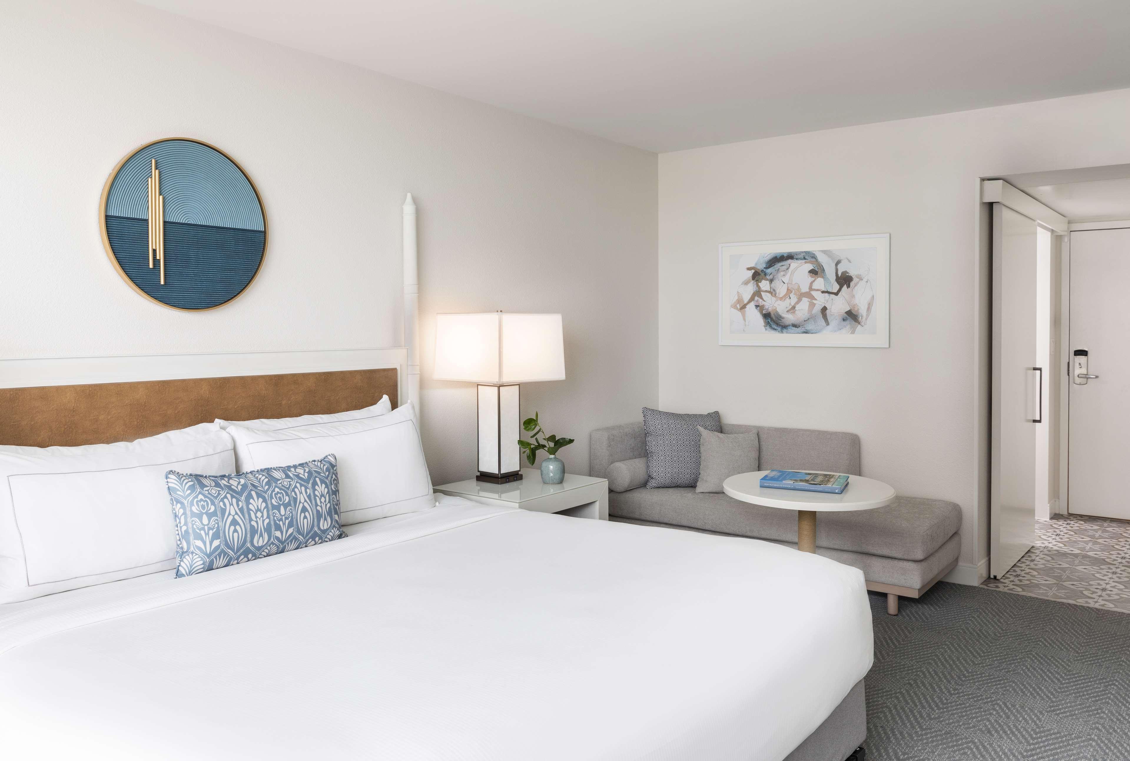 The Singer Oceanfront Resort, Curio Collection By Hilton Riviera Beach Bagian luar foto