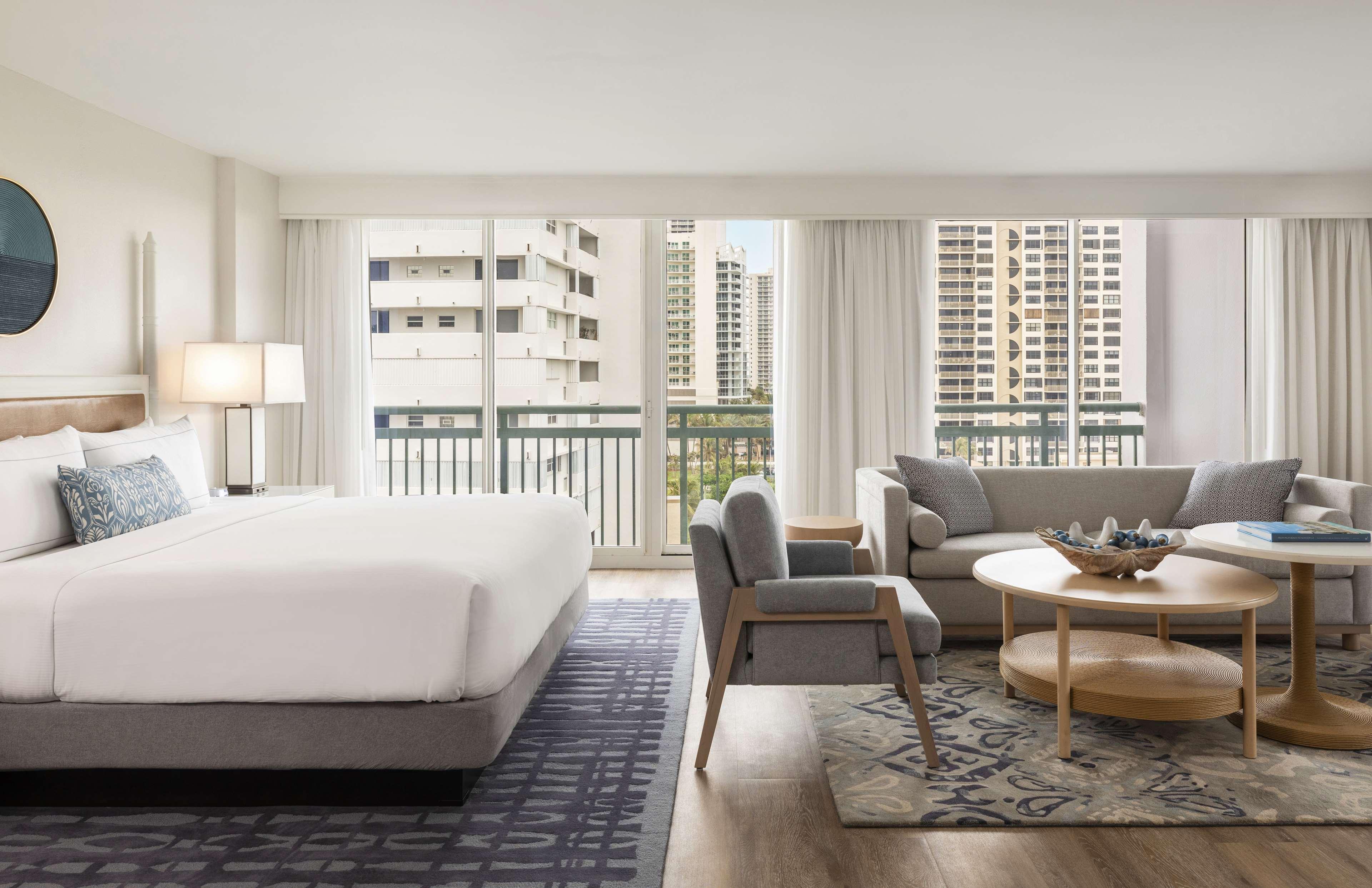 The Singer Oceanfront Resort, Curio Collection By Hilton Riviera Beach Bagian luar foto