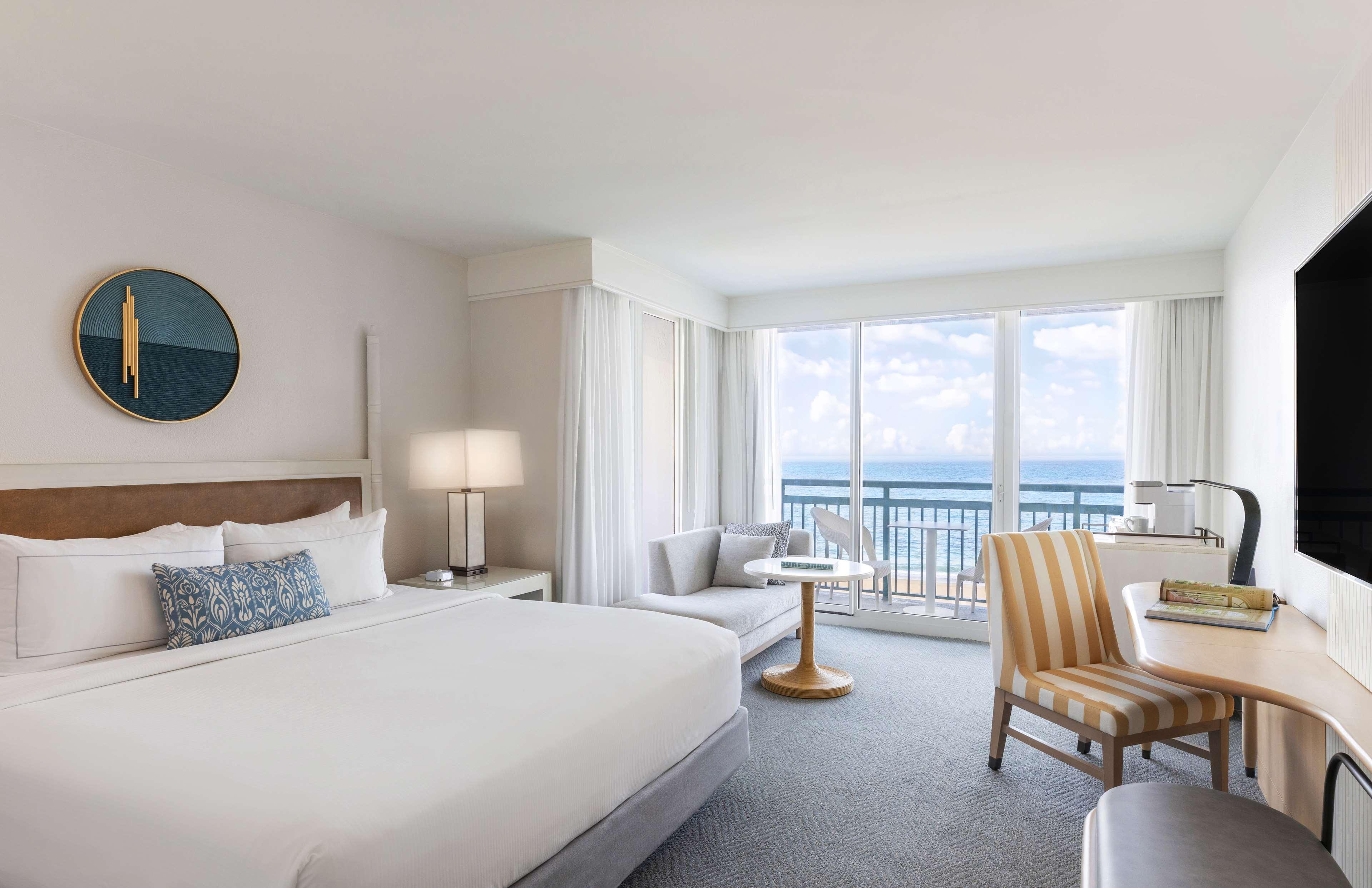 The Singer Oceanfront Resort, Curio Collection By Hilton Riviera Beach Bagian luar foto