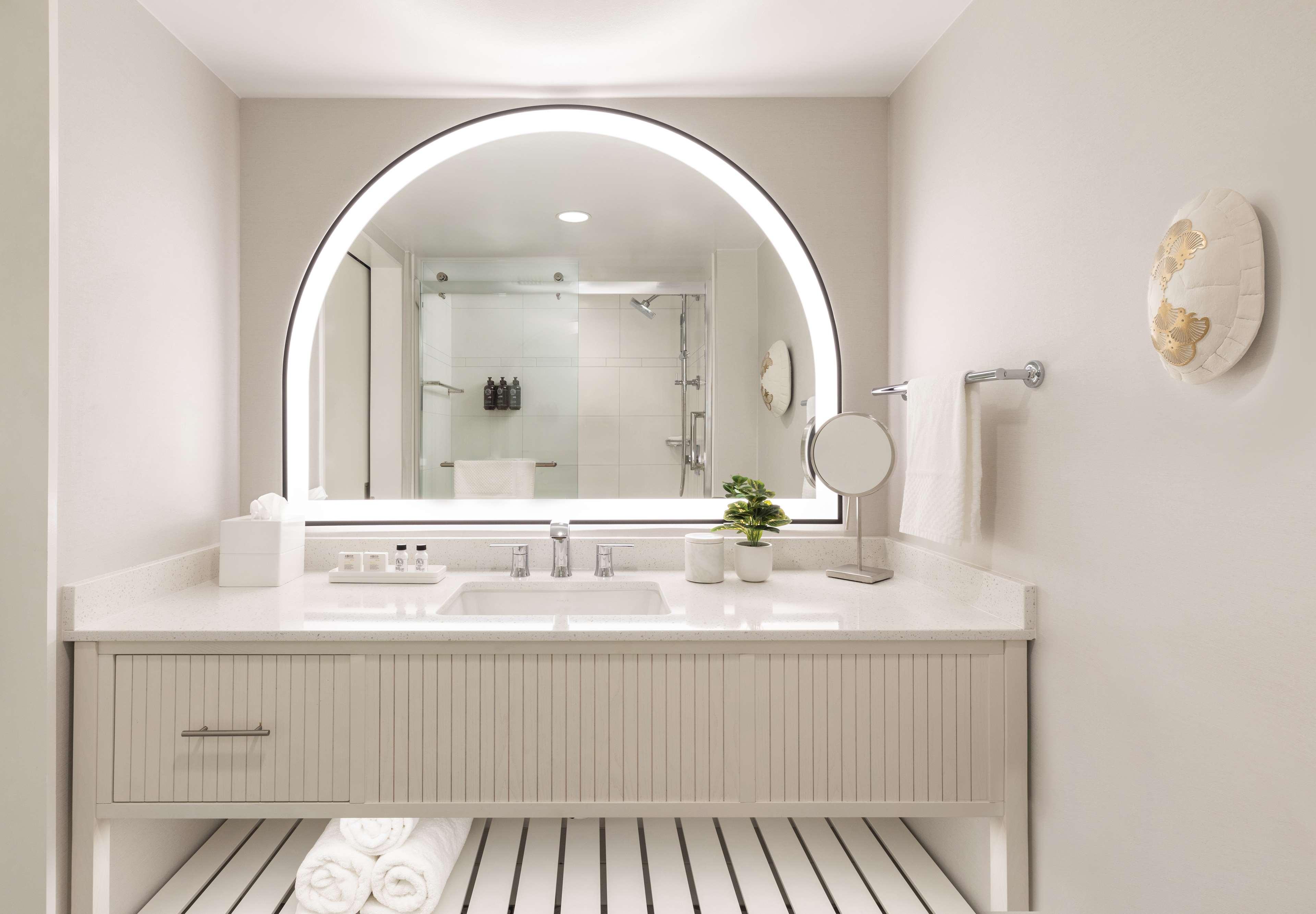 The Singer Oceanfront Resort, Curio Collection By Hilton Riviera Beach Bagian luar foto