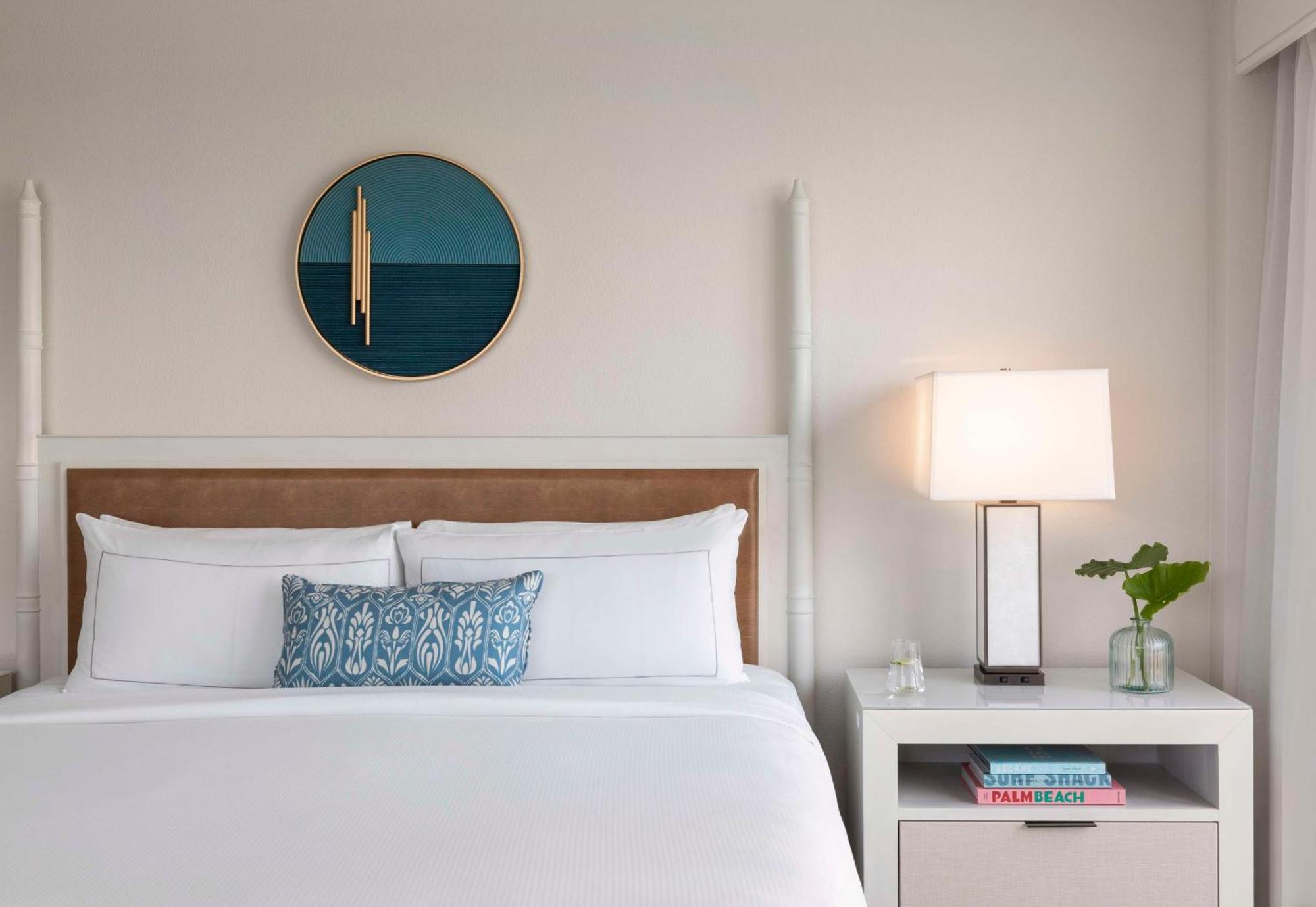 The Singer Oceanfront Resort, Curio Collection By Hilton Riviera Beach Bagian luar foto