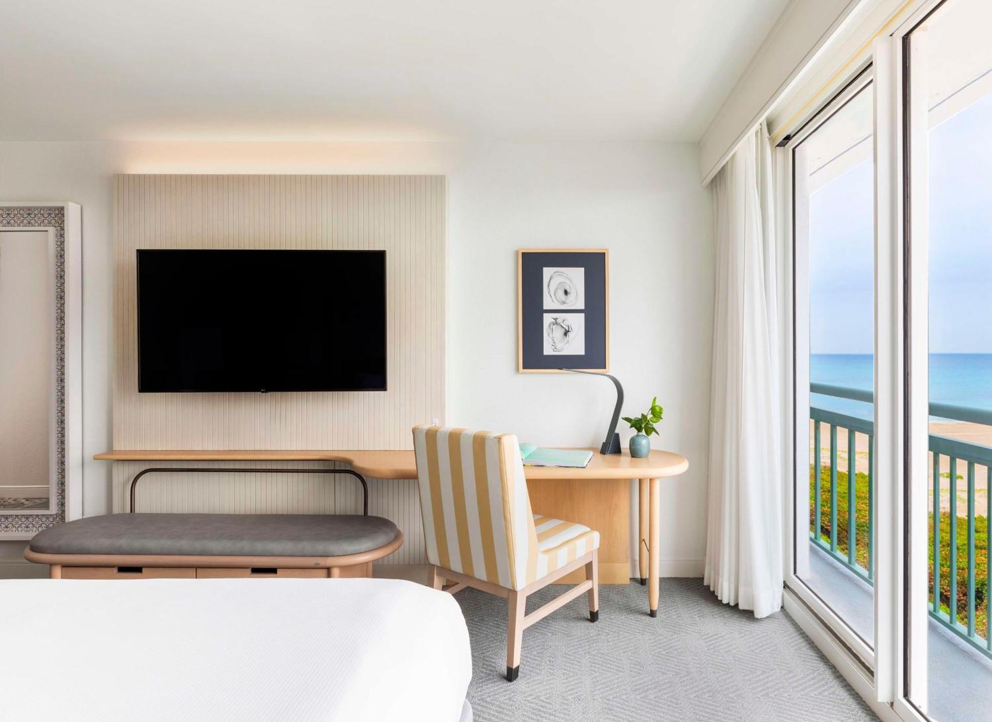 The Singer Oceanfront Resort, Curio Collection By Hilton Riviera Beach Bagian luar foto