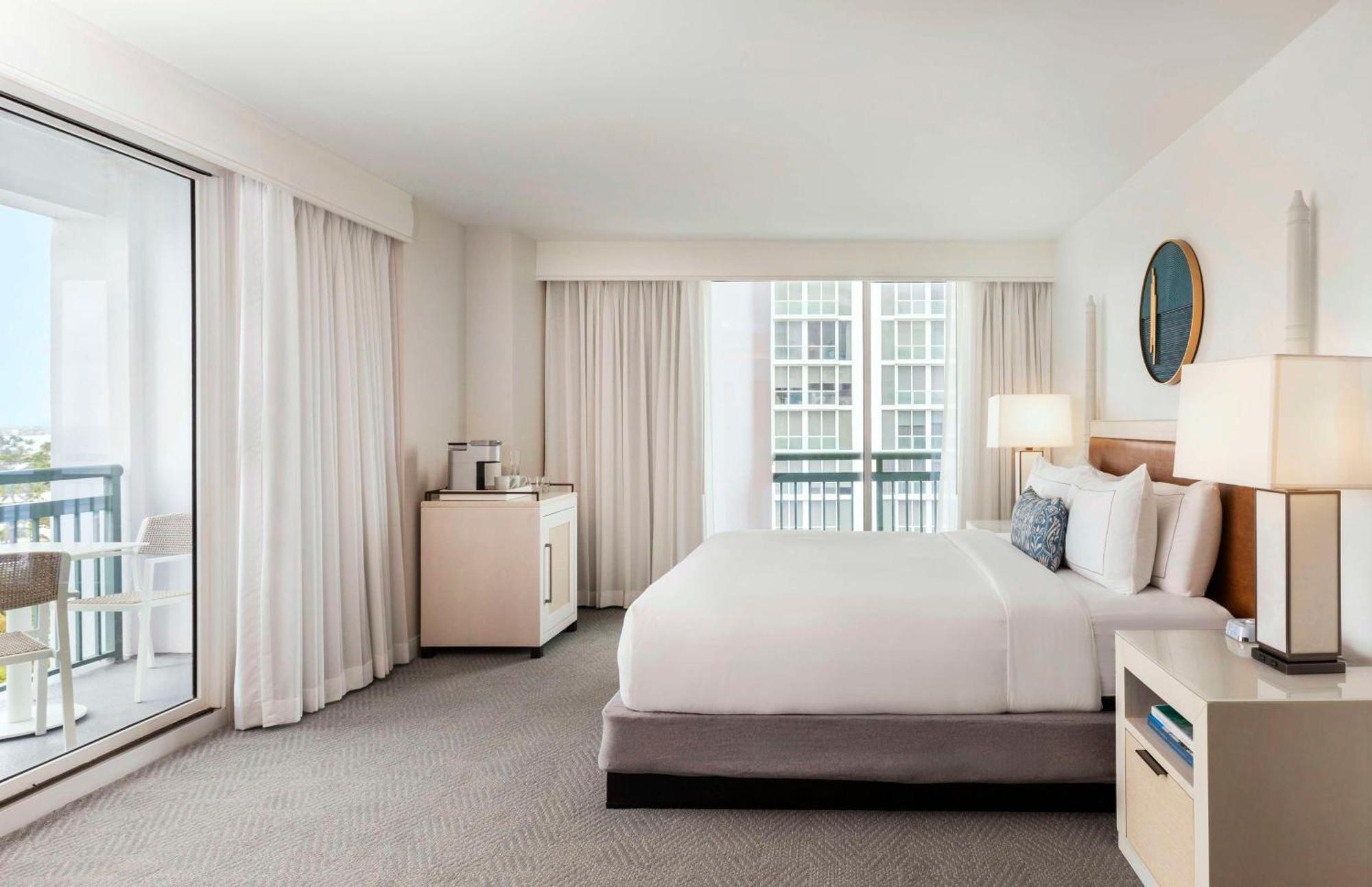 The Singer Oceanfront Resort, Curio Collection By Hilton Riviera Beach Bagian luar foto
