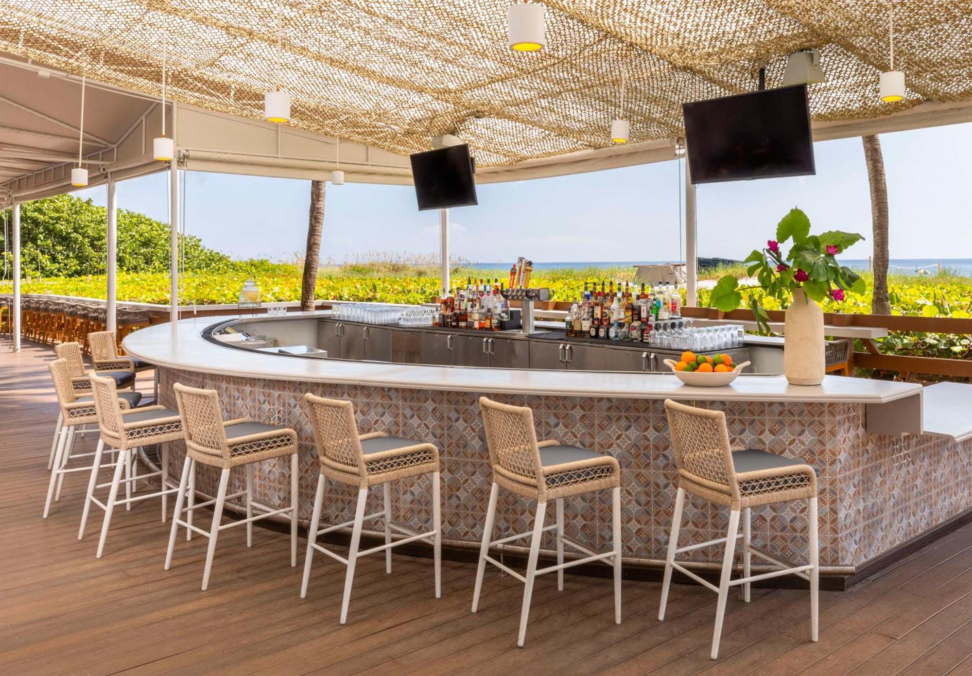 The Singer Oceanfront Resort, Curio Collection By Hilton Riviera Beach Bagian luar foto