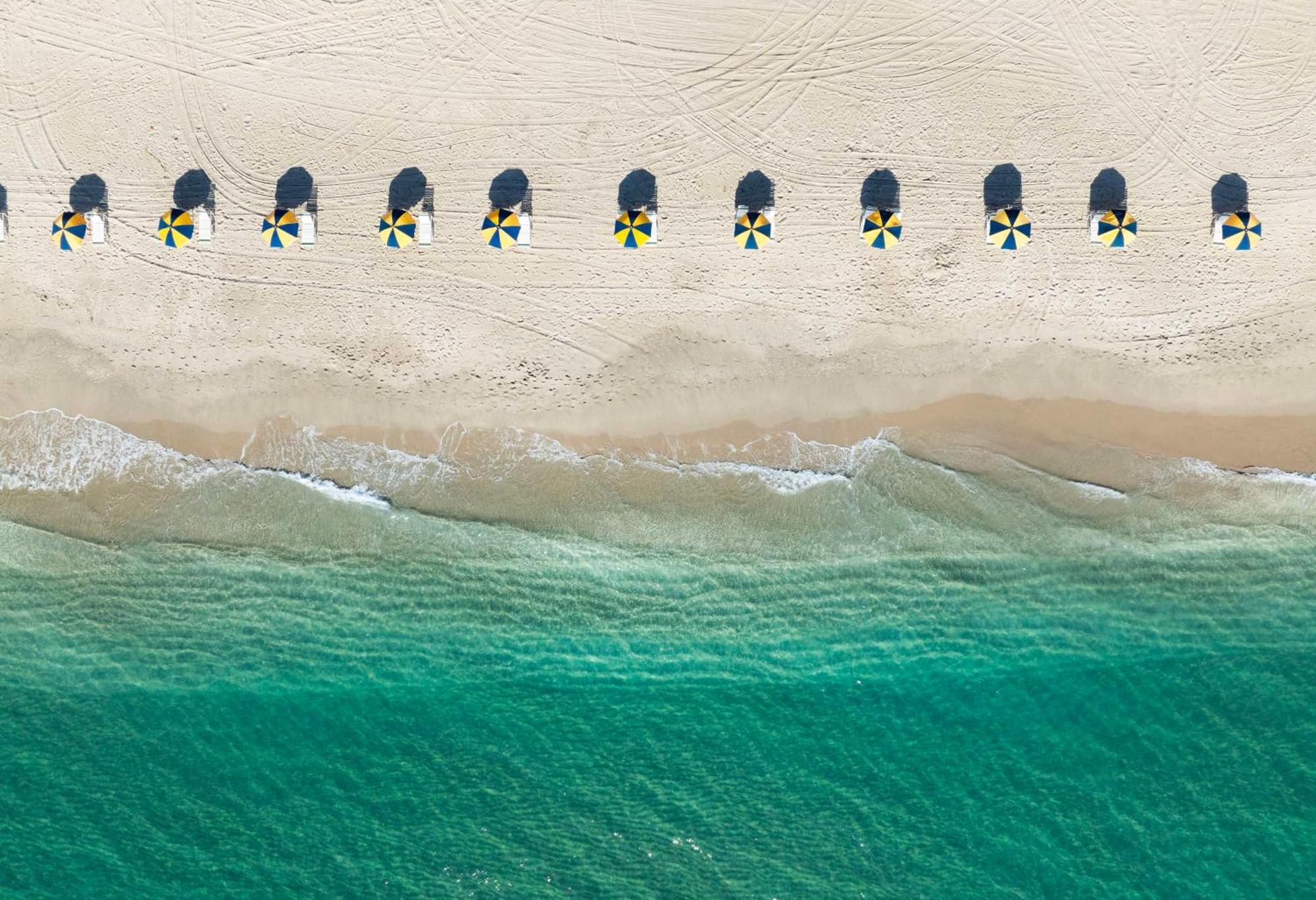 The Singer Oceanfront Resort, Curio Collection By Hilton Riviera Beach Bagian luar foto