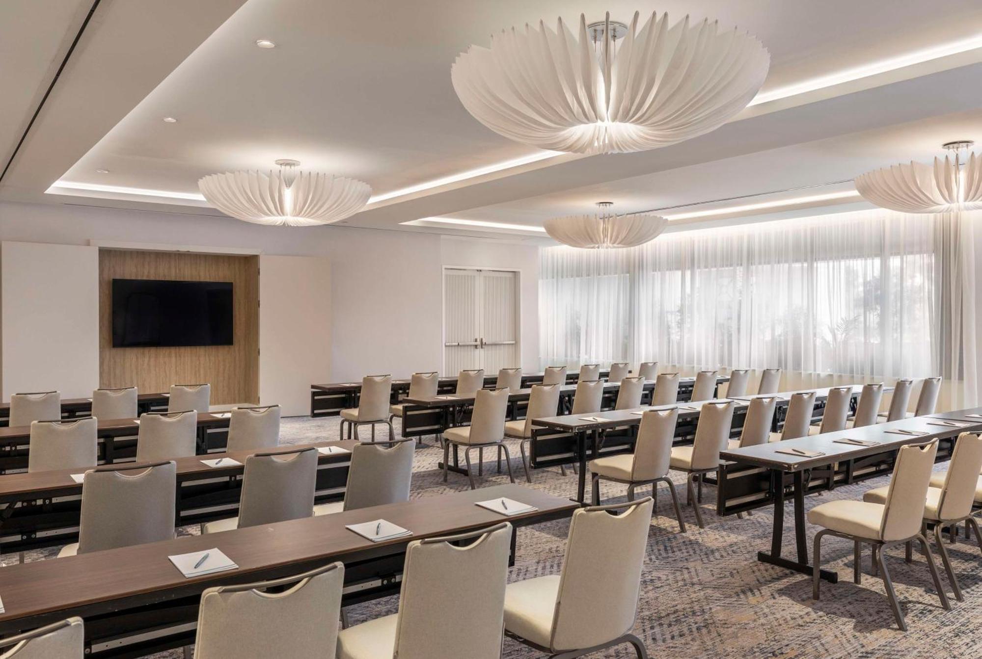 The Singer Oceanfront Resort, Curio Collection By Hilton Riviera Beach Bagian luar foto