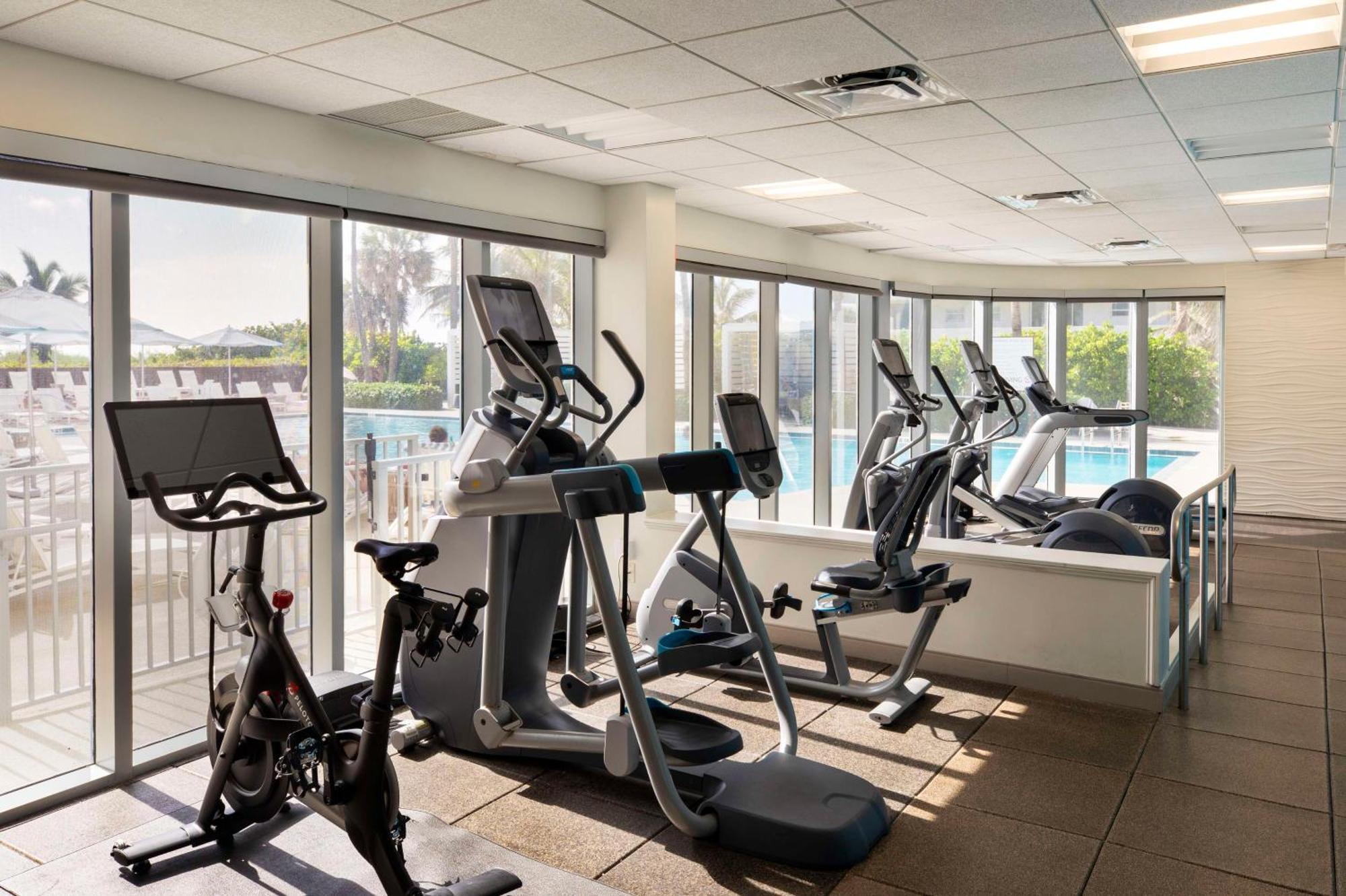 The Singer Oceanfront Resort, Curio Collection By Hilton Riviera Beach Bagian luar foto