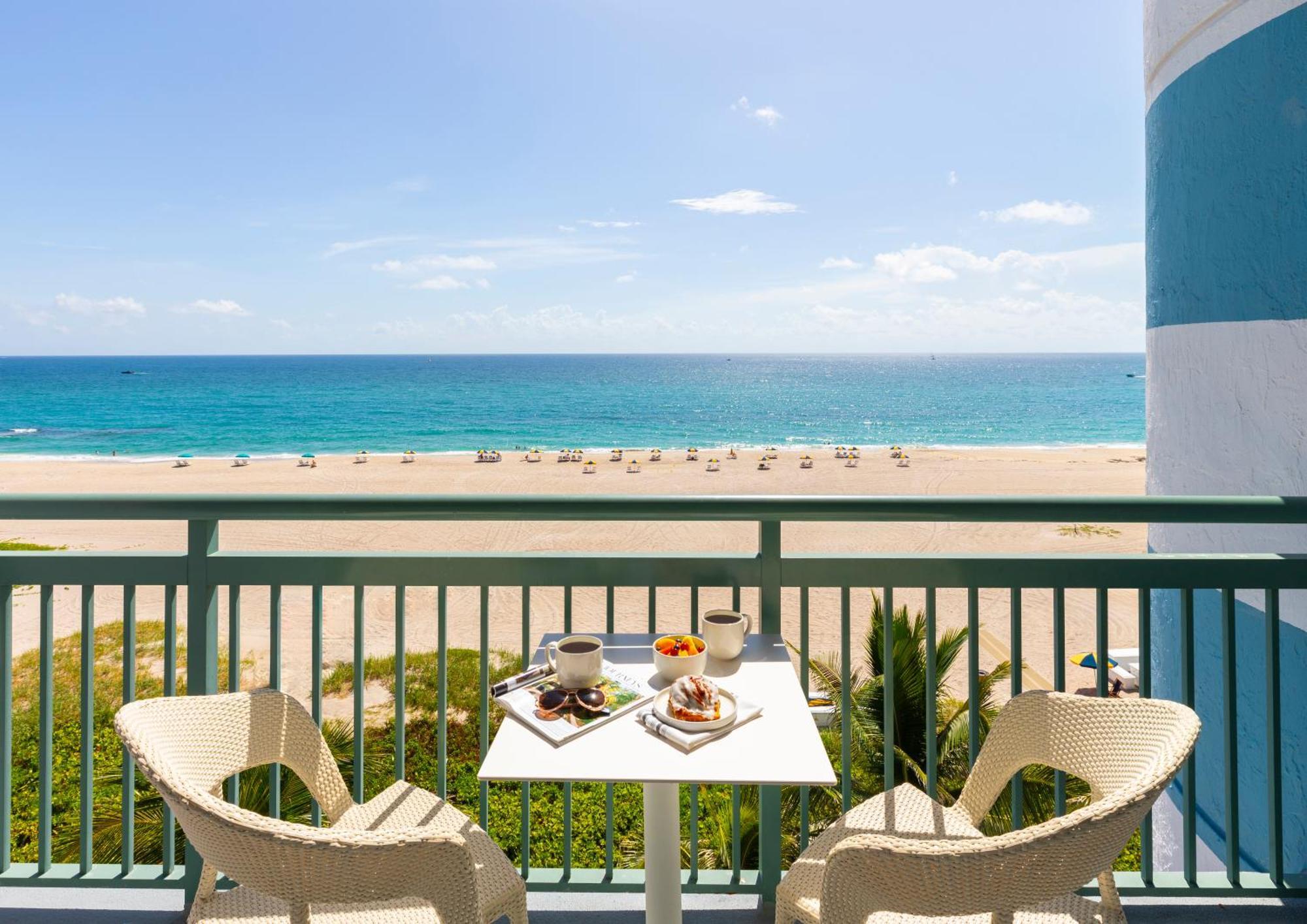 The Singer Oceanfront Resort, Curio Collection By Hilton Riviera Beach Bagian luar foto